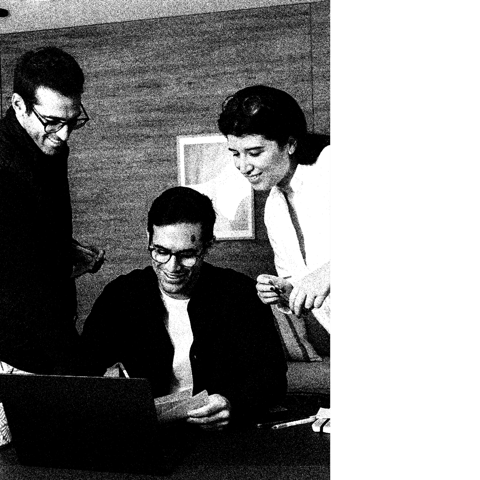 Equipo revisando documentos en una reunión