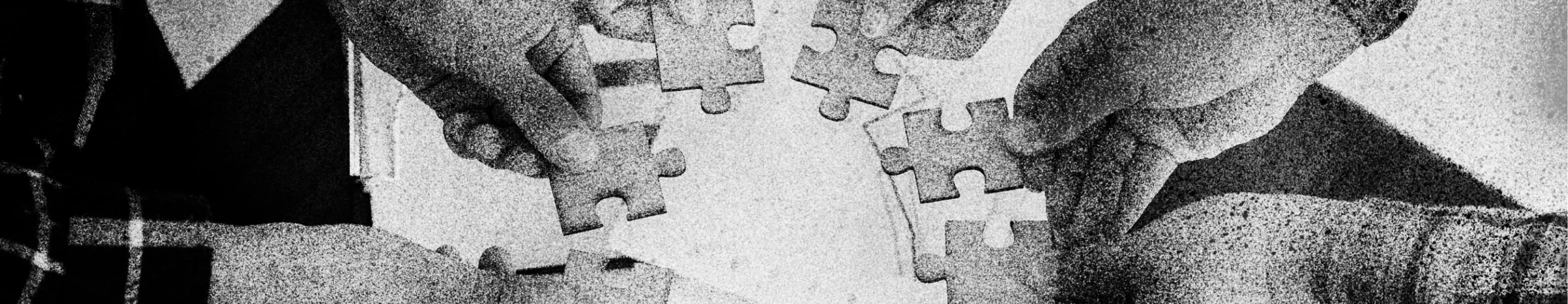 Manos uniendo piezas de rompecabezas