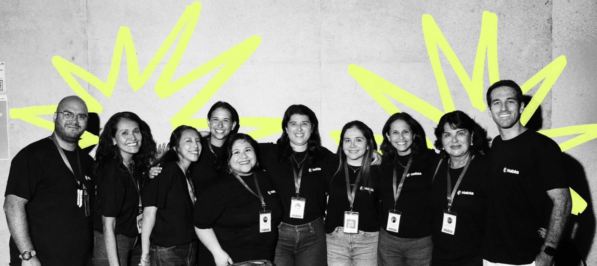 Equipo uniendo manos, representando foco en comportamientos reales de clientes y no clientes