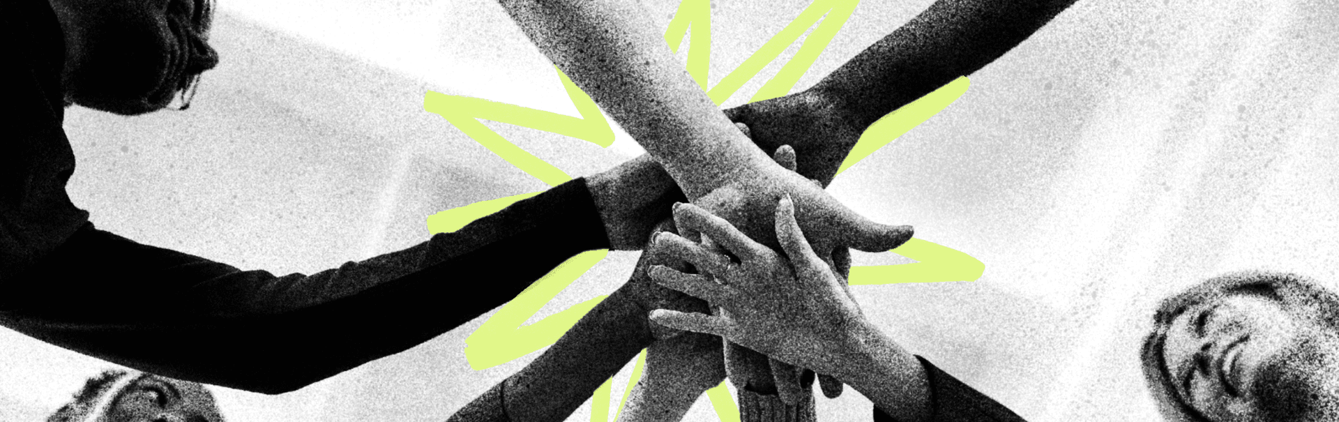 Equipo uniendo manos, representando foco en comportamientos reales de clientes y no clientes