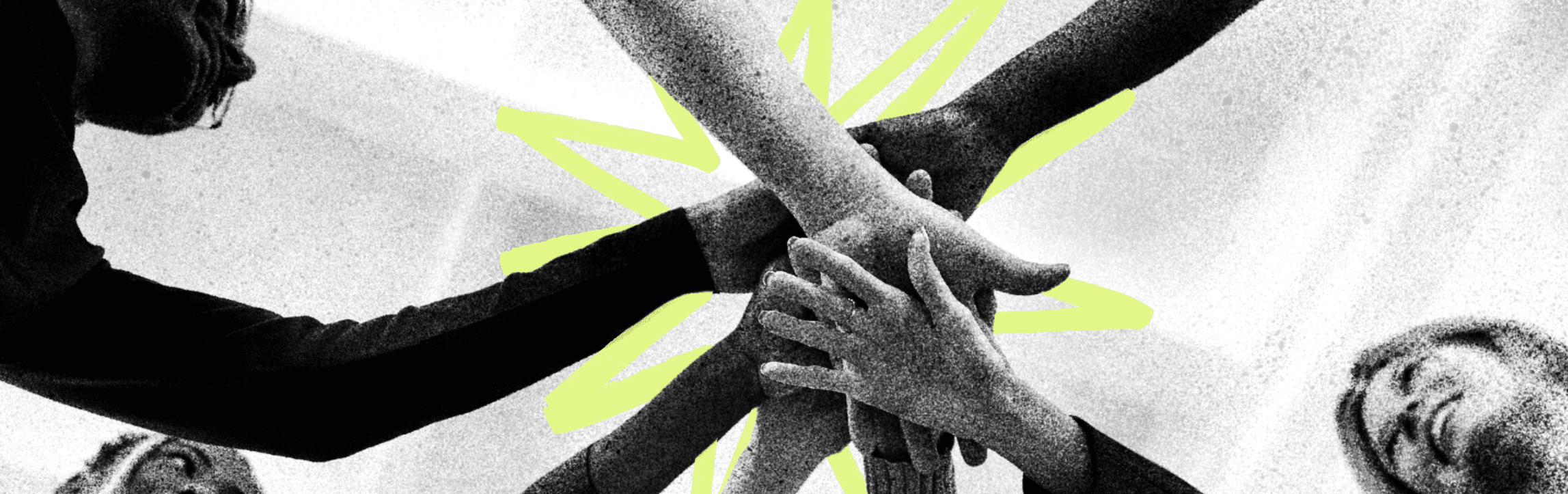 Equipo uniendo manos, representando foco en comportamientos reales de clientes y no clientes